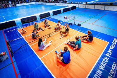 Initiatie zitvolley tijdens de REVAbeurs 2025