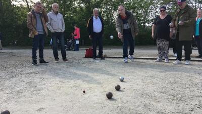 petanquers in actie tijdens wedstrijd op toernooi in Nieuwpoort
