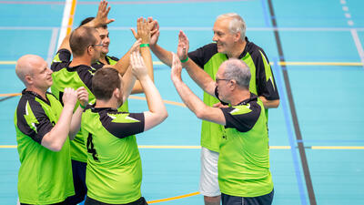 team gouda geeft elkaar highfives tijdens volleybaltoernooi