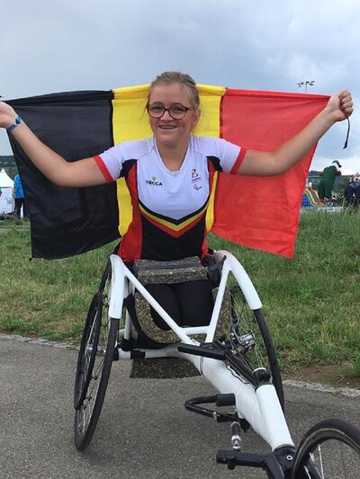 Cécile met Belgische vlag