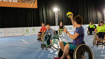 rolstoelhandballers in actie op REVA G-sport