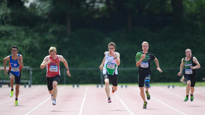 5 G-sporters lopen de 100 meter sprint