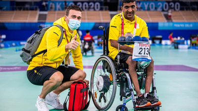 Boccia-speler Francis Rombouts en coach Bas Van Dycke tijdens de Paralympische Spelen van Tokyo