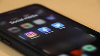 Smartphone met de icoontjes van Instagram, Facebook & Twitter