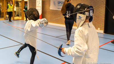 Twee sporters met een visuele beperking doen aan schermen