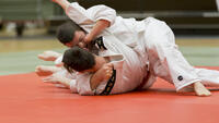 Judoka zet een klem
