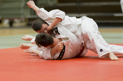Judoka zet een klem