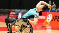 De foto toont Man-Kei To, topsporter rolstoelbadminton.