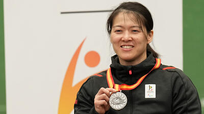 Man-Kei To toont haar zilveren medaille