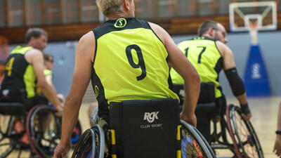 Foto van een wedstrijd rolstoelbasketbal