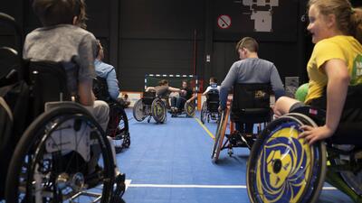 Een club rolstoelhandballers geven een demonstratie op REVA G-sport