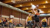 Een speler shot naar het doel tijdens de finale Beker van België rolstoelbasketbal