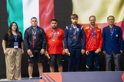 Florian met zijn gouden medaille op het podium