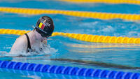 G-zwemster zwemt schoolslag tijdens het BK zwemmen