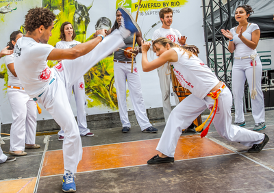 Brazilianen doen capoeira