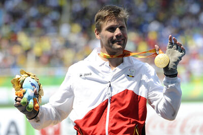 Atleet Peter Genyn toont medaille gouden medaille op de Paralympische Spelen