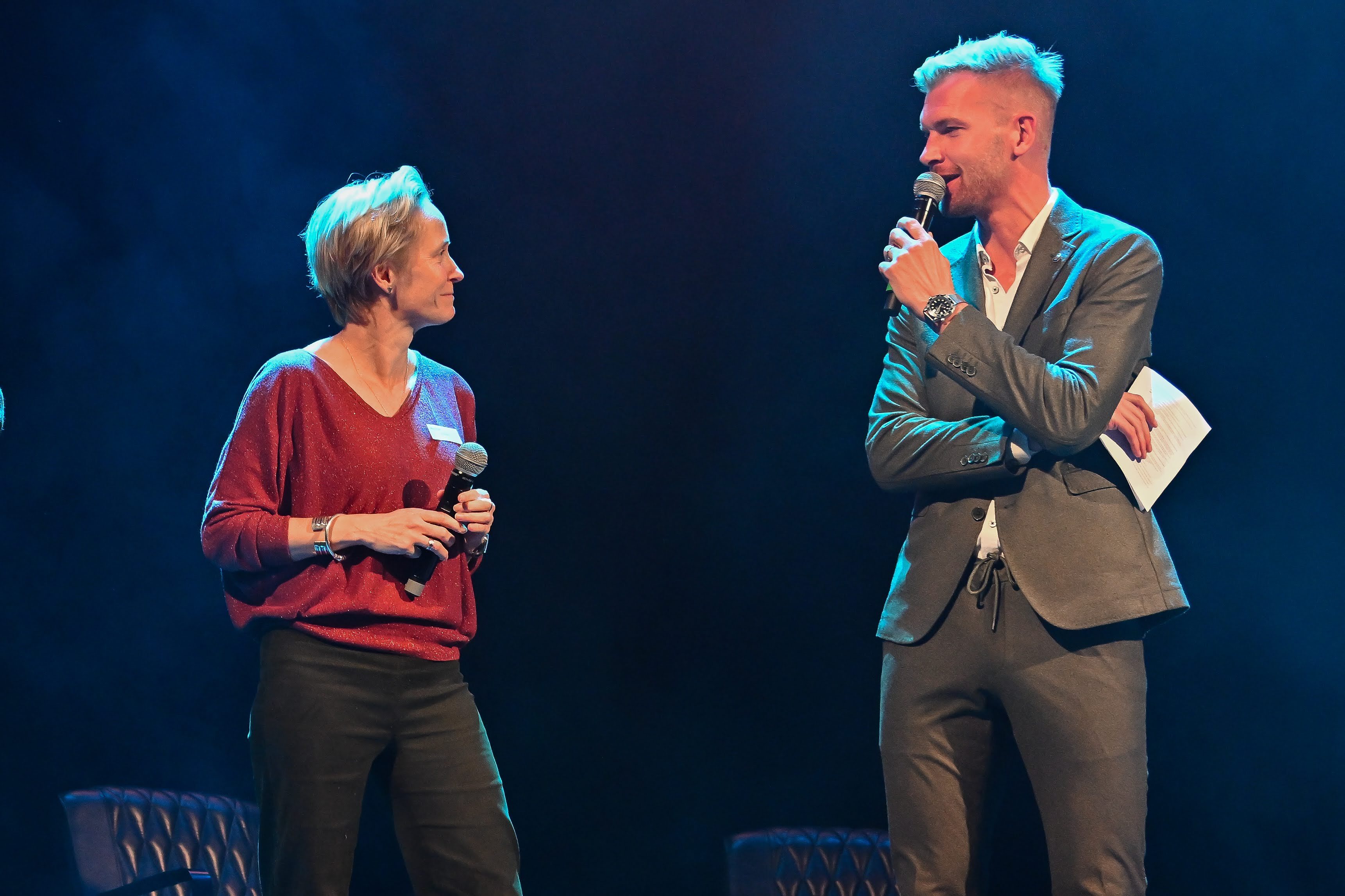Minister van Sport Annick De Ridder in gesprek met presentator Ruben Van Gucht